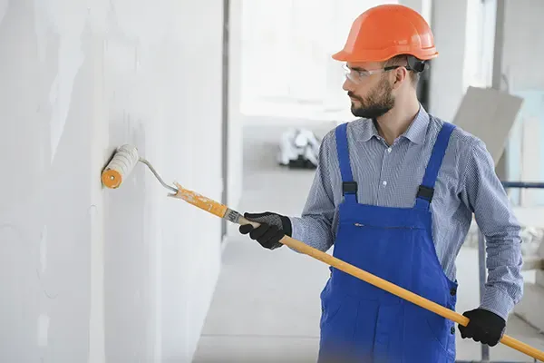 Profissional da Floripa Pinturas e Drywall pintando parede em Porto Belo