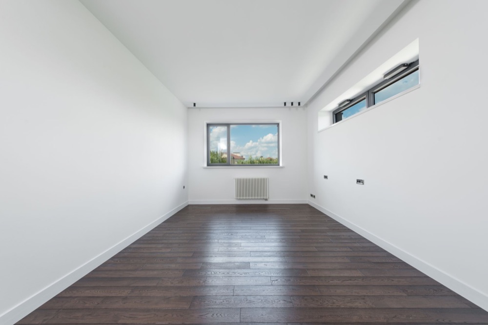 Quarto amplo recém-pintado em residência nova em Palhoça